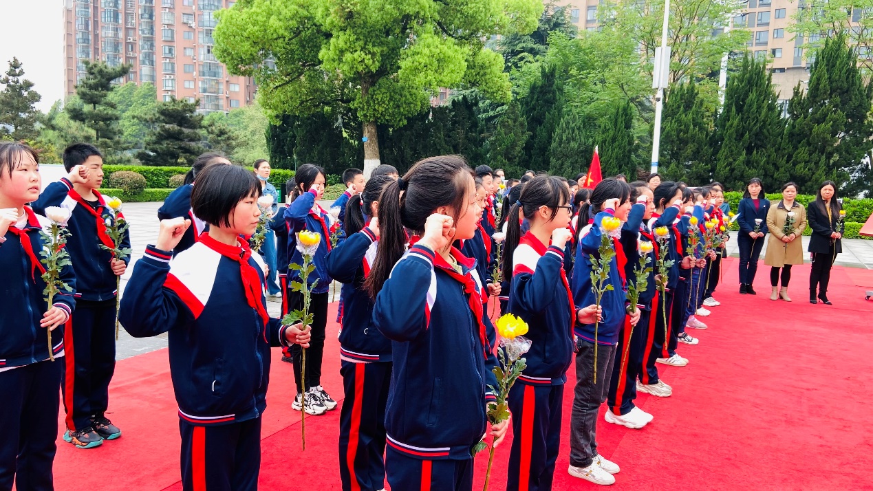 株洲市天元区滨江小学举行清明祭英烈活动