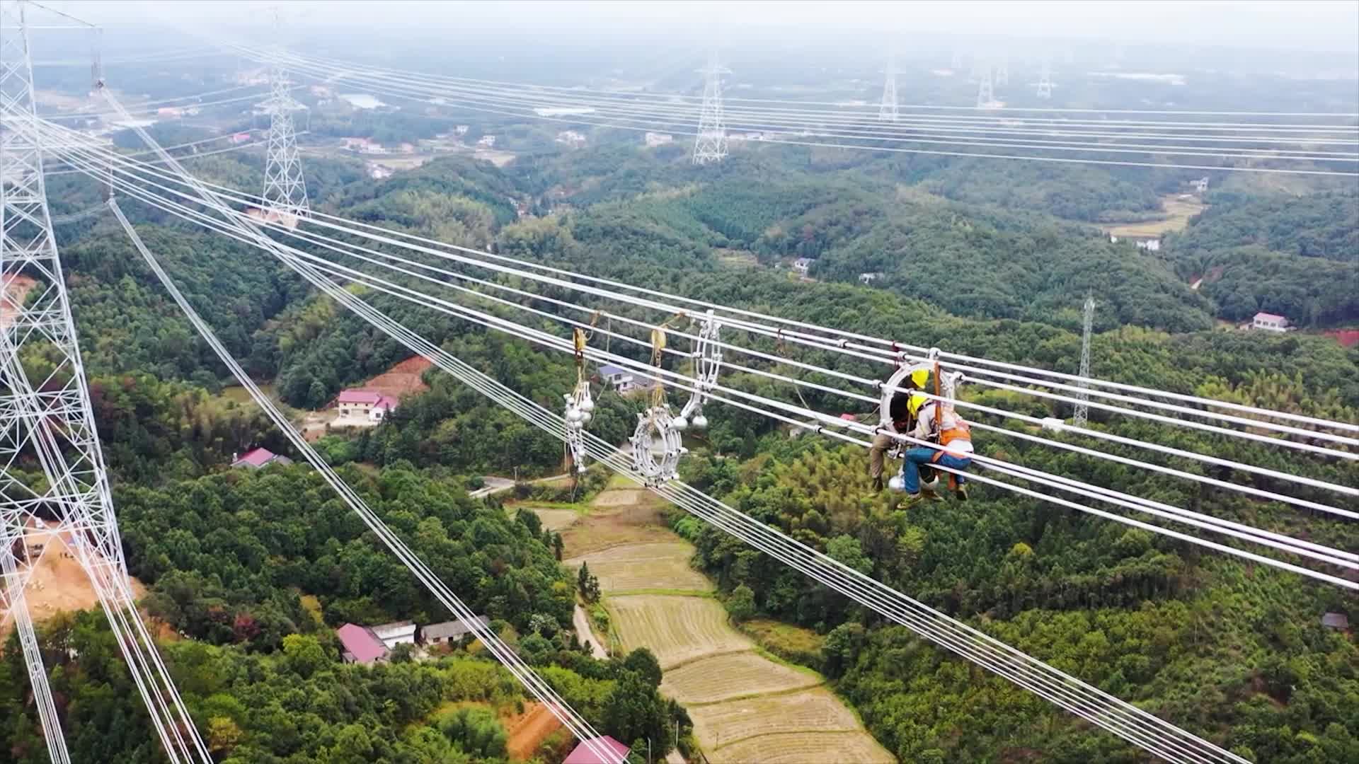 实拍电力工人168米高空作业