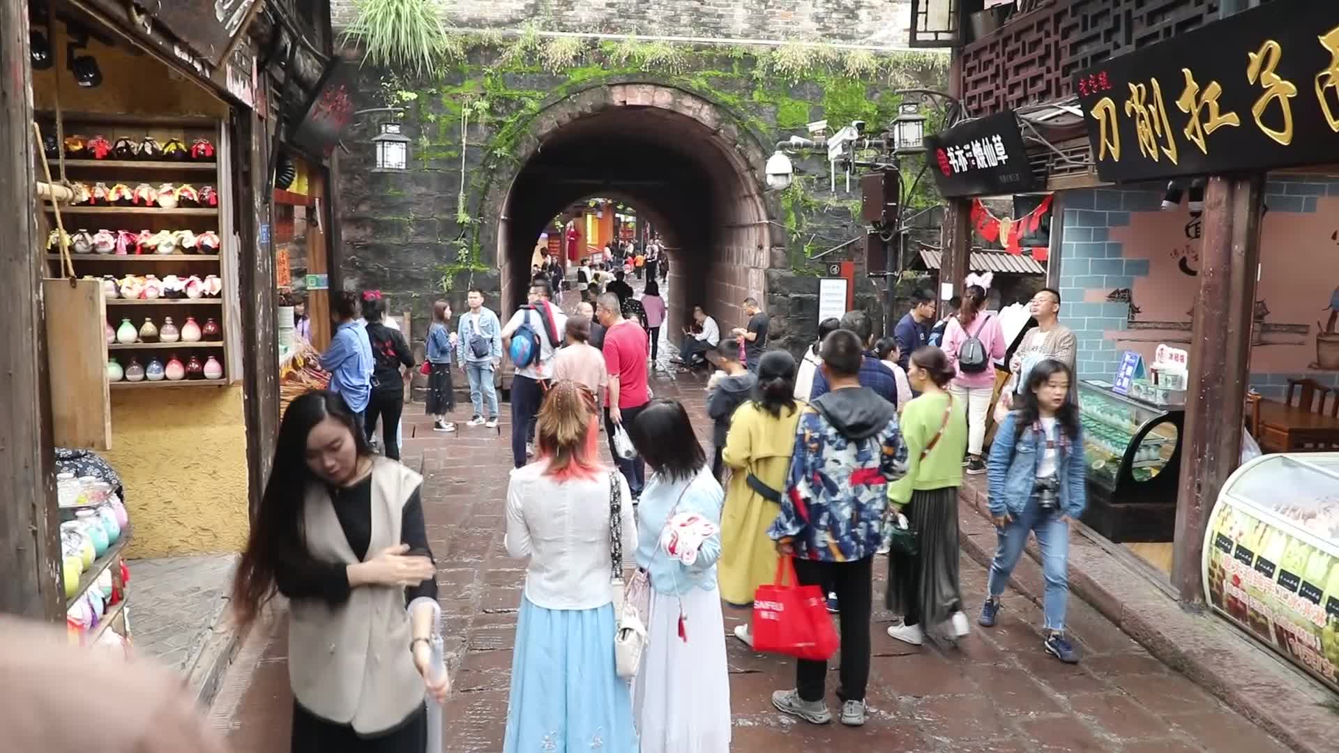 十一黄金周凤凰古城游客如织千人泛舟沱江欣赏美景