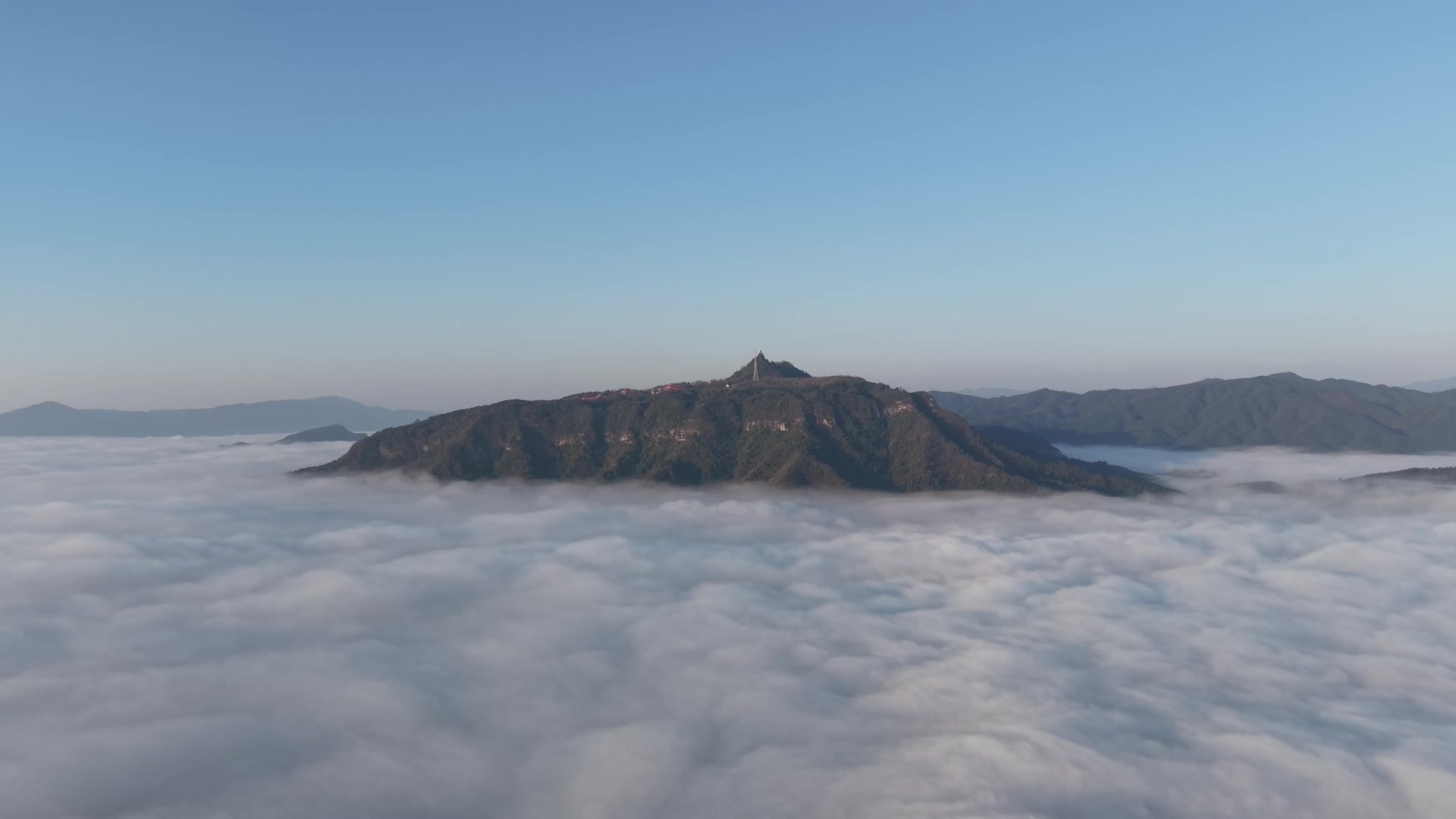 云海翻涌金叶铺 飞山演绎秋冬“二重奏”
